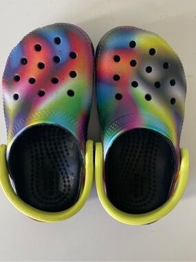 🐊 CROCKS TYE-DYE TODDLER SZ. C7